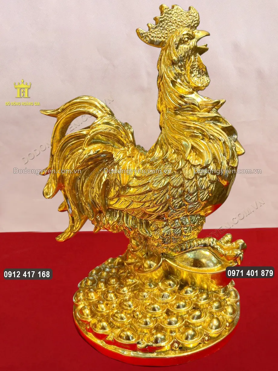 H&igrave;nh ảnh nh&igrave;n nghi&ecirc;ng của bức tượng g&agrave; trống